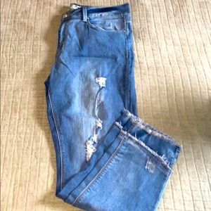 NWOT Distressed ankle jeans